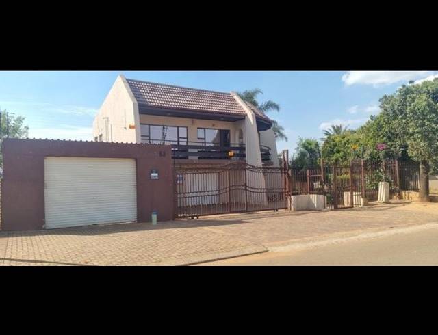 6 BEDROOM HOUSE FOR SALE IN LENASIA EXT 9